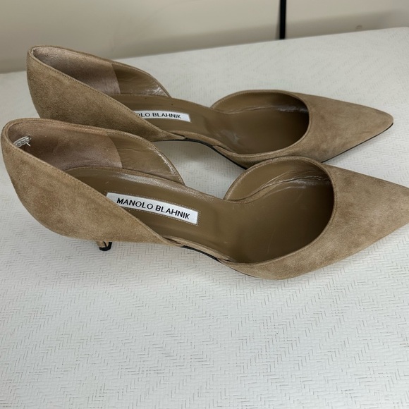 Manolo Blahnik Women's Tan Suede Pumps - Picture 3 of 9